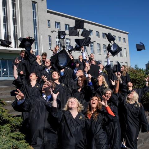 MBA-útskriftarnemar fyrir utan Aðalbyggingu Háskóla Íslands